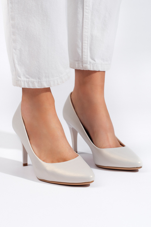 salto alto branco com salto fino de... salto alto branco com salto fino de...