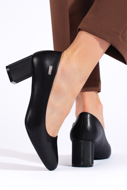 salto alto preto no calcanhar por...