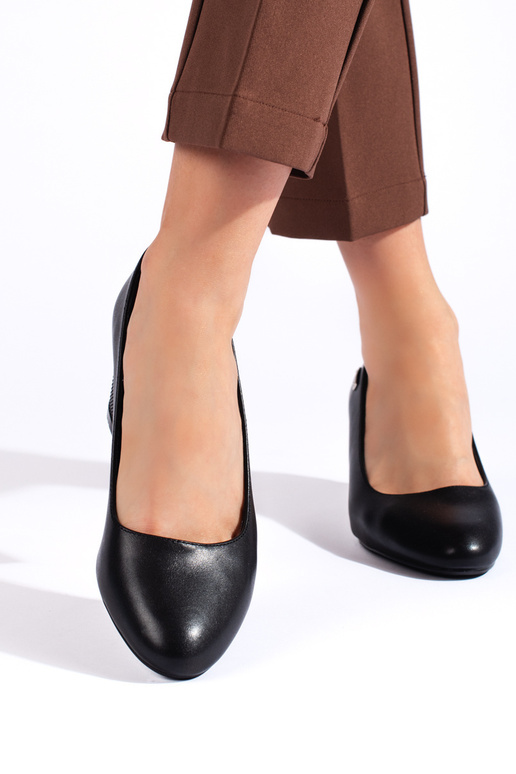 salto alto preto no calcanhar por...