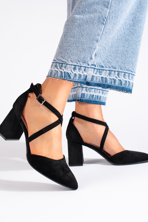 salto alto preto em camurça por...