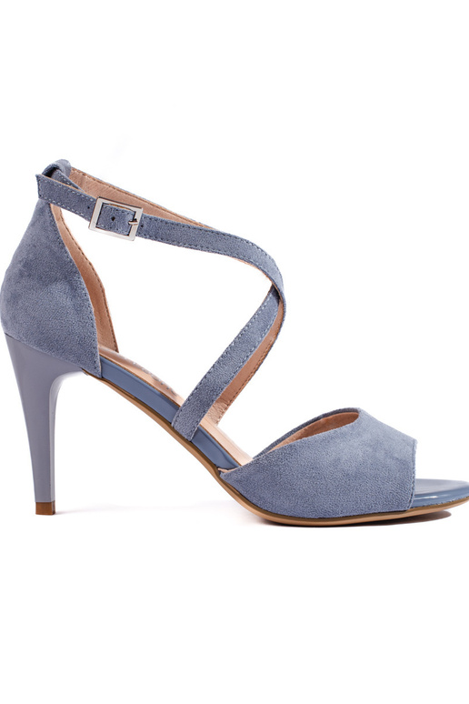 sandálias de camurça com salto fino...