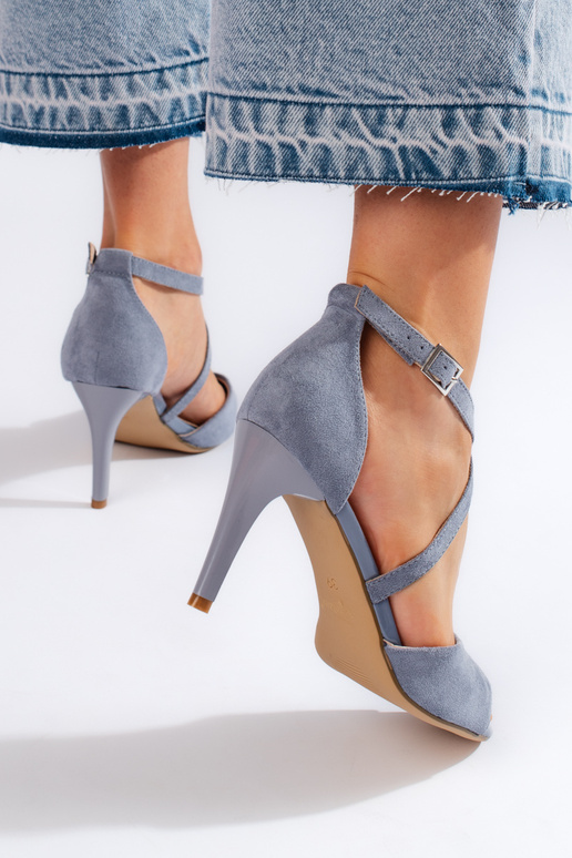 sandálias de camurça com salto fino...