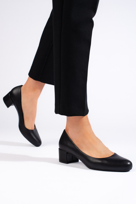 Salto alto preto estilo elegante com... Salto alto preto estilo elegante com...