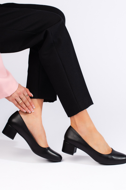 Salto alto preto estilo elegante com... Salto alto preto estilo elegante com...