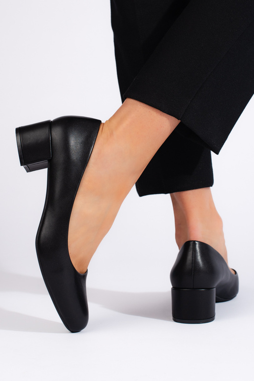 Salto alto preto estilo elegante com... Salto alto preto estilo elegante com...