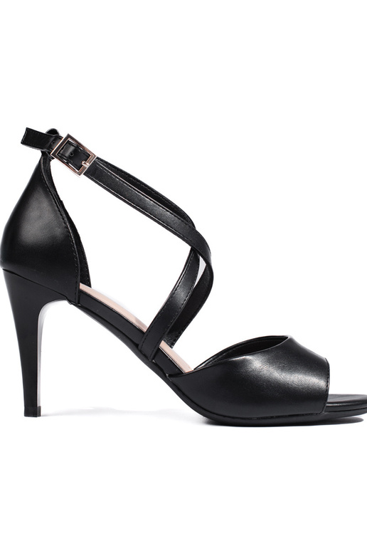 sandálias de salto fino na cor preta...