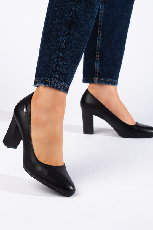 salto alto preto no calcanhar por...