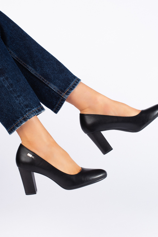 salto alto preto no calcanhar por...