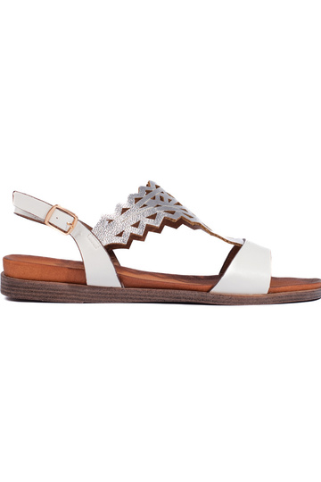 com elementos perfurados na...