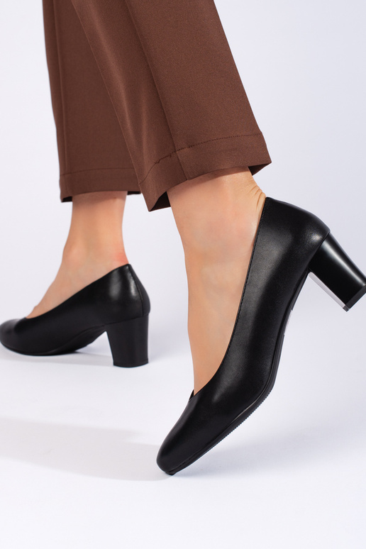 Salto alto preto estilo elegante