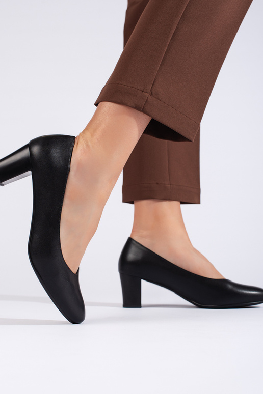 Salto alto preto estilo elegante