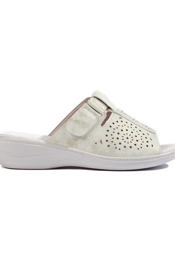 sandálias com elementos...