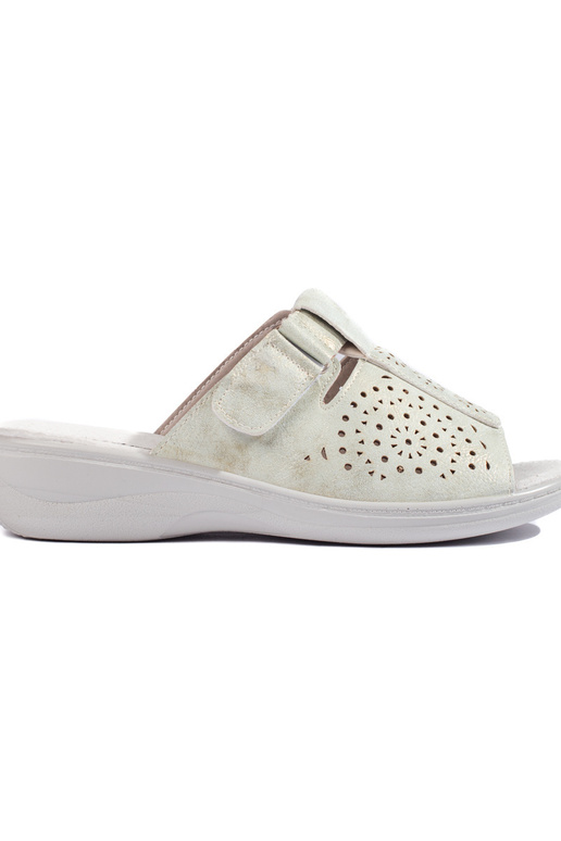 sandálias com elementos vazados