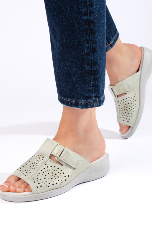 sandálias com elementos vazados