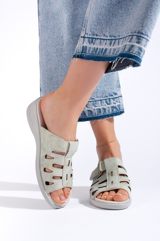 Os chinelos são de cor cinza