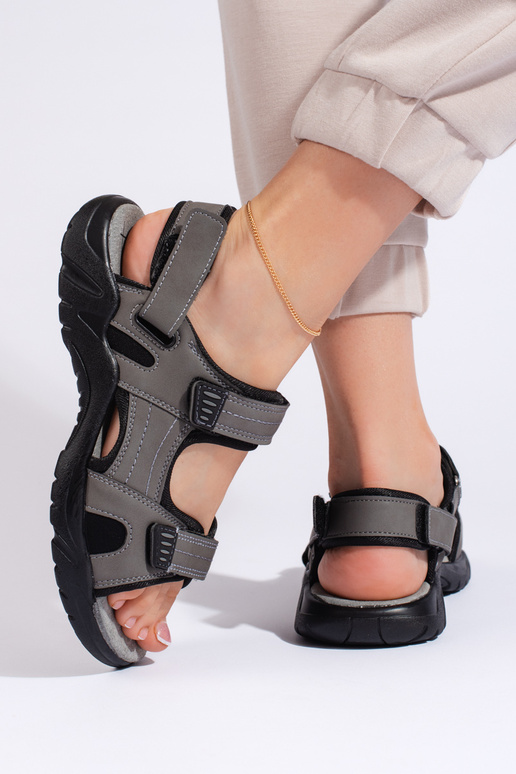 Sandálias cinza estilo esportivo