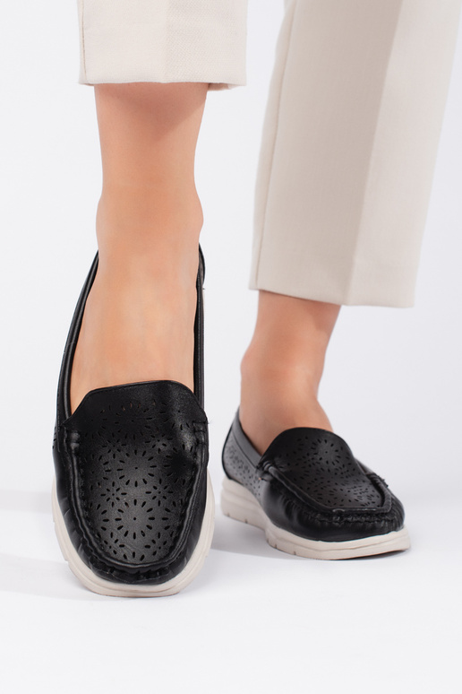 com elementos vazados, mocassins...