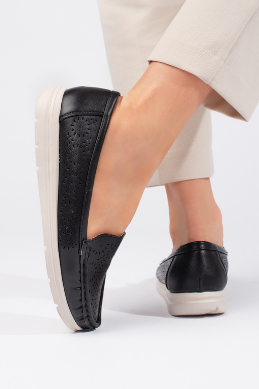 com elementos vazados, mocassins...