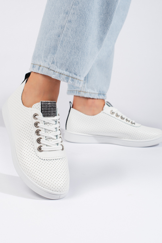 com elementos perfurados, sapatos... com elementos perfurados, sapatos...