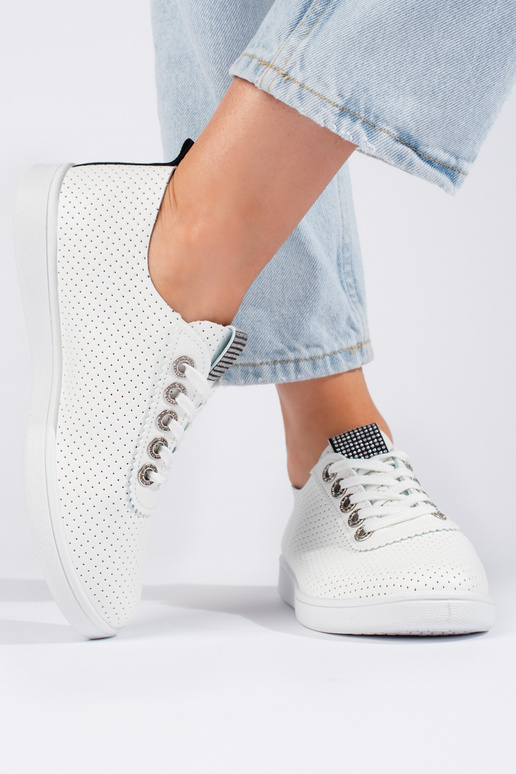 com elementos perfurados, sapatos... com elementos perfurados, sapatos...