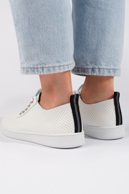 com elementos perfurados, sapatos... com elementos perfurados, sapatos...