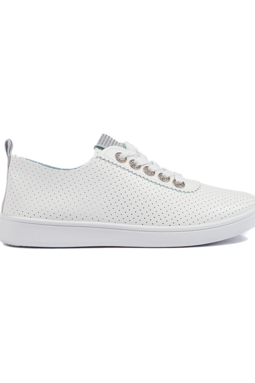 com elementos perfurados, sapatos...