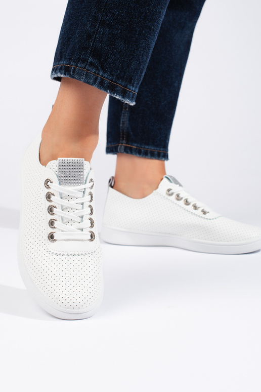 com elementos perfurados, sapatos...