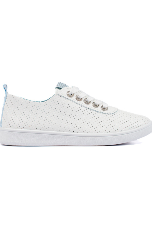 com elementos perfurados, sapatos...