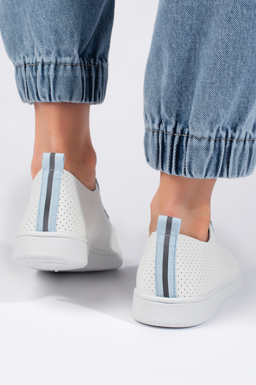 com elementos perfurados, sapatos...