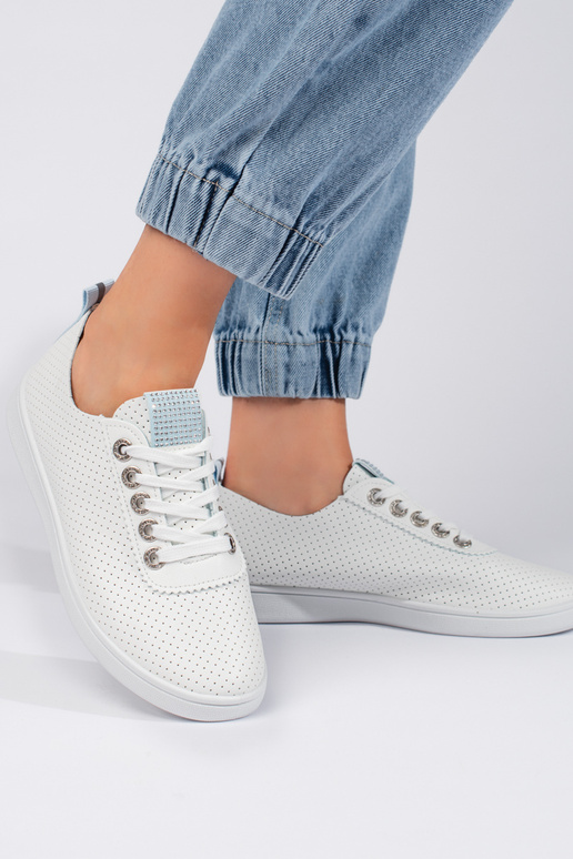 com elementos perfurados, sapatos...