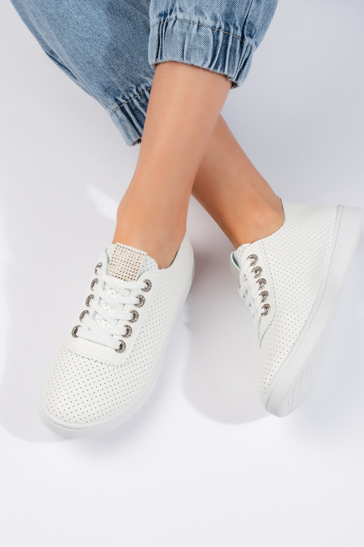 com elementos perfurados, sapatos... com elementos perfurados, sapatos...