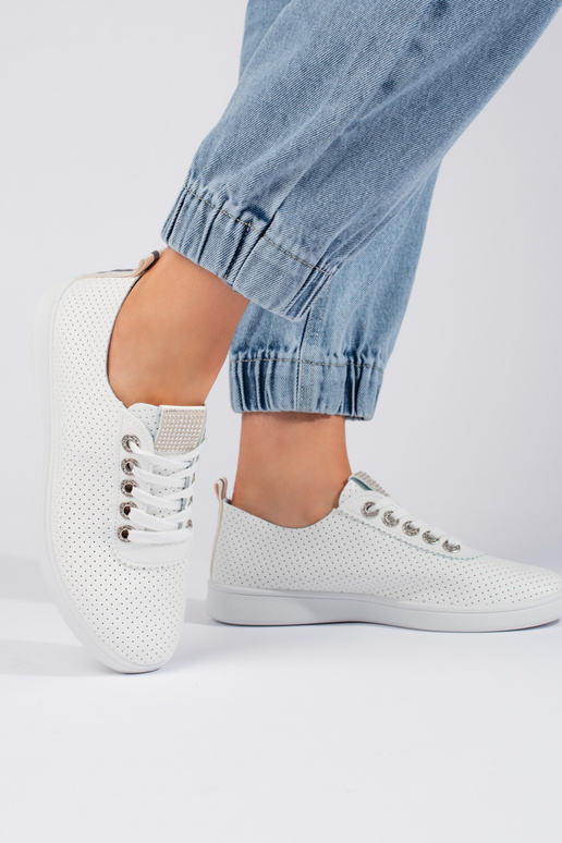 com elementos perfurados, sapatos... com elementos perfurados, sapatos...