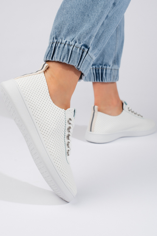 com elementos perfurados, sapatos... com elementos perfurados, sapatos...