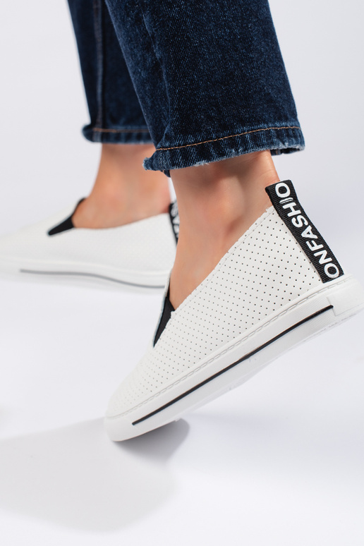 com elementos vazados Sapatos...