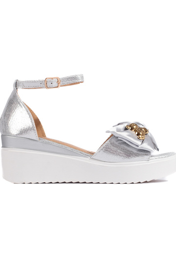 sandálias prateadas com fivela