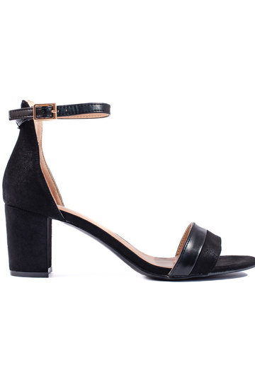 Sandálias pretas de estilo...