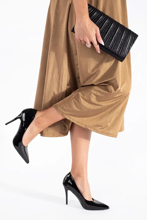 Modelo clássico de salto alto preto