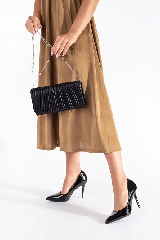 Modelo clássico de salto alto preto