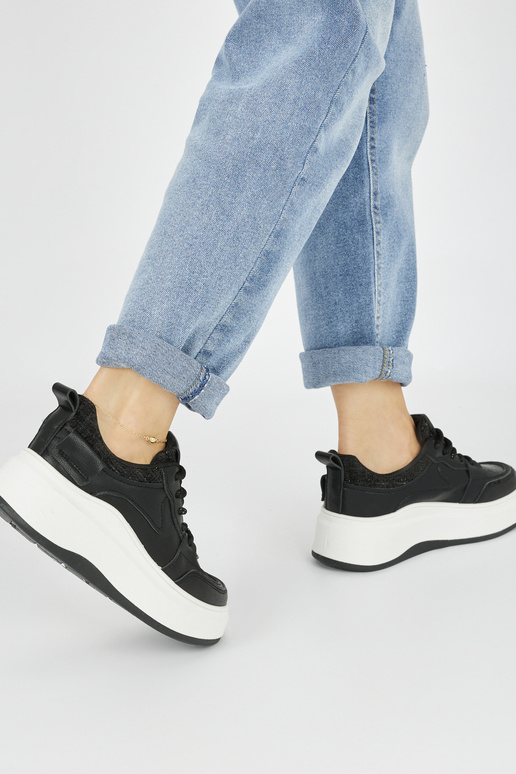 Modelo de tênis feminino preto com... Modelo de tênis feminino preto com...