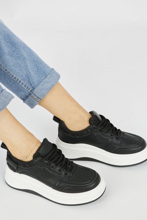 Modelo de tênis feminino preto com... Modelo de tênis feminino preto com...