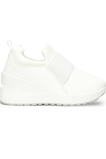 modelo de tênis branco...