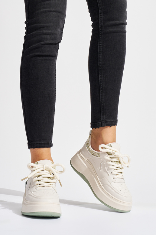 Modelo de tênis feminino preto com... Modelo de tênis feminino preto com...