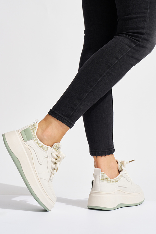 Modelo de tênis feminino preto com... Modelo de tênis feminino preto com...