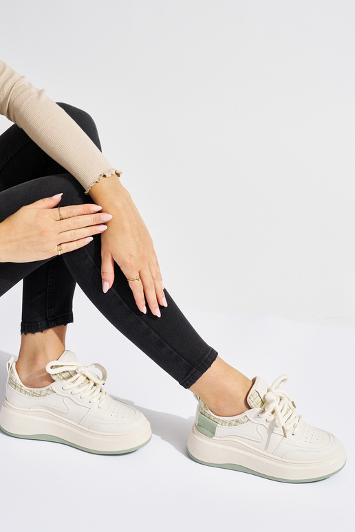 Modelo de tênis feminino preto com... Modelo de tênis feminino preto com...