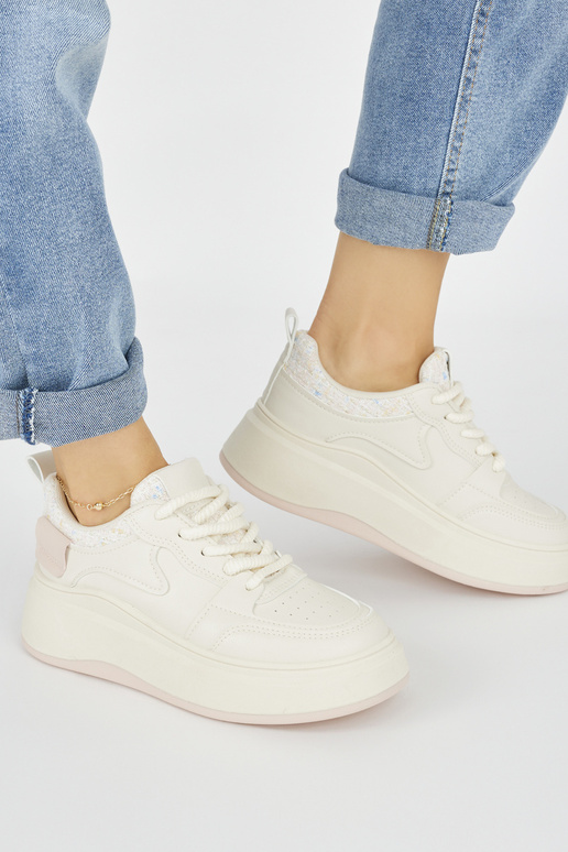 Modelo de tênis creme feminino com... Modelo de tênis creme feminino com...