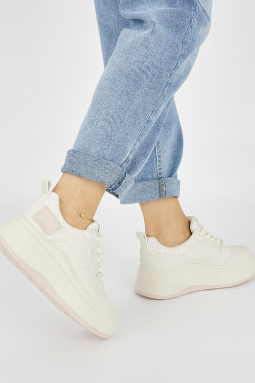 Modelo de tênis creme feminino com... Modelo de tênis creme feminino com...