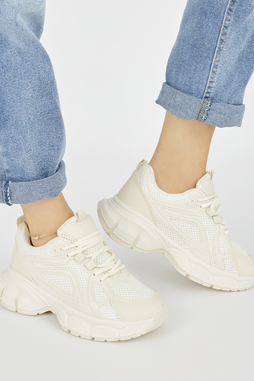 Modelo de tênis na cor bege com sola... Modelo de tênis na cor bege com sola...