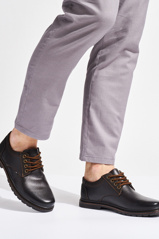 sapatos marrons com cadarços para homens