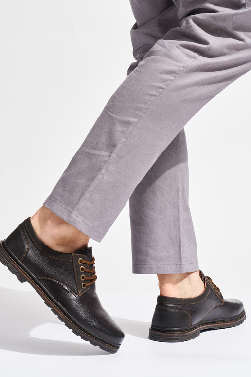 sapatos marrons com cadarços para homens