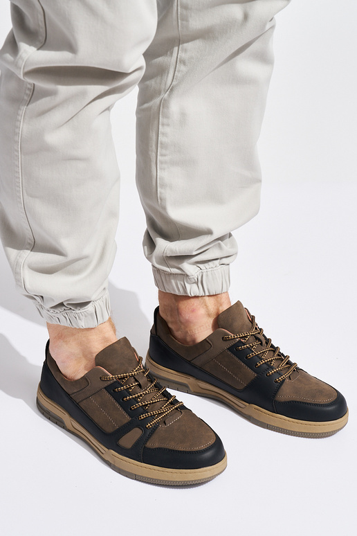 Calçados esportivos masculinos pretos...